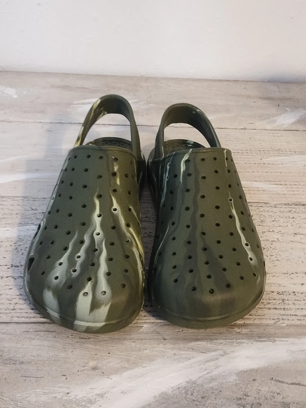 Totes Everywear Clogs Kids Size u.s.a 2-3/UK 2-3  green  Slip On good condition